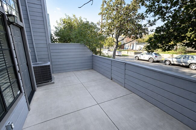 Foto del edificio - Dual-Suite Condo with Direct-Access Garage & Prime Location