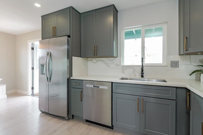 Building Photo - Stunning Home in Oceanside