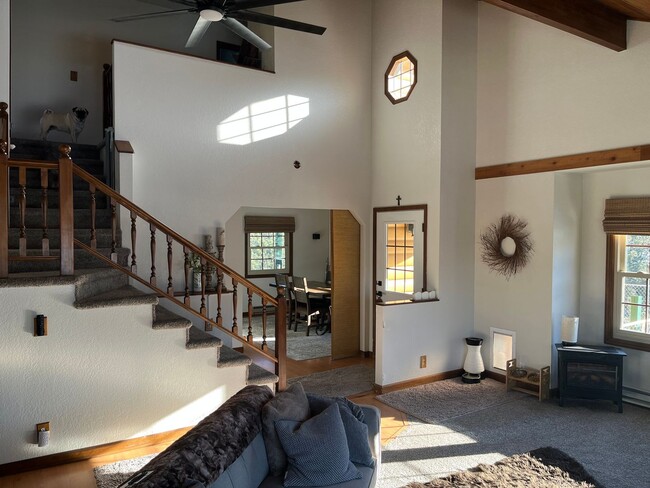 Building Photo - Charming Emerald Hills Home