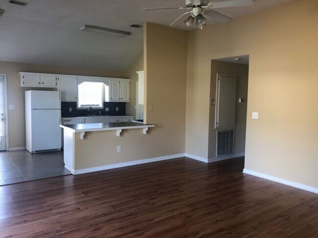 Building Photo - 3 Bedroom, 2 bath , Fenced Backyard