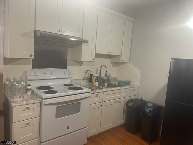 Foto del edificio - 395 Ringwood Ave