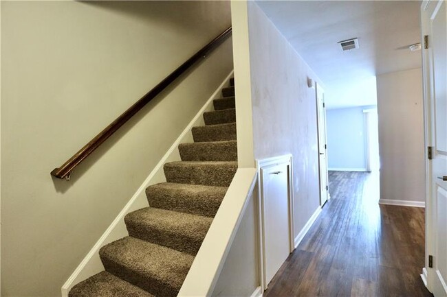 Building Photo - 603 Carriage Hill