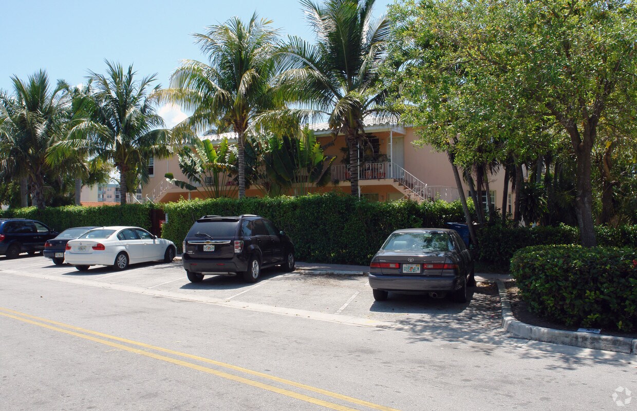 Building Photo - 2200-2220 Calais Dr