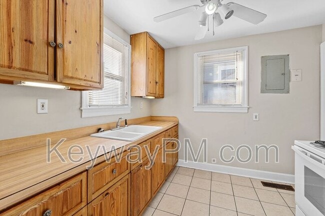 Building Photo - 2085 Heckle St