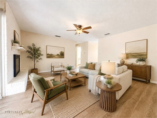 Building Photo - 2025 Meadow Glen