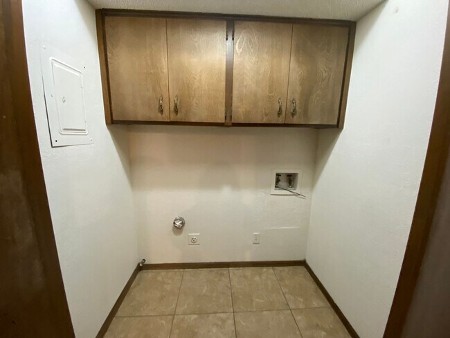 Foto del edificio - 2115 W Oak Ave