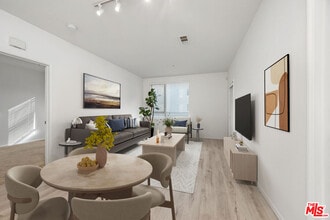 Building Photo - 6400 Crescent Prk E