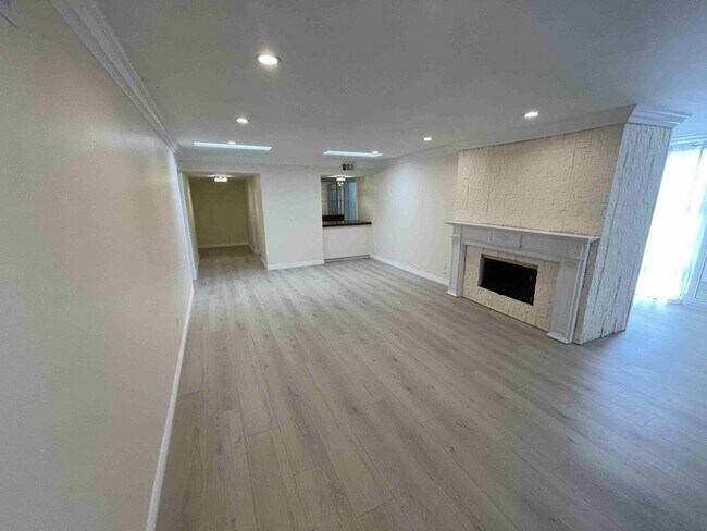 Foto del edificio - COMPLETELY UPDATED AND REMODELED ENCINO SP...
