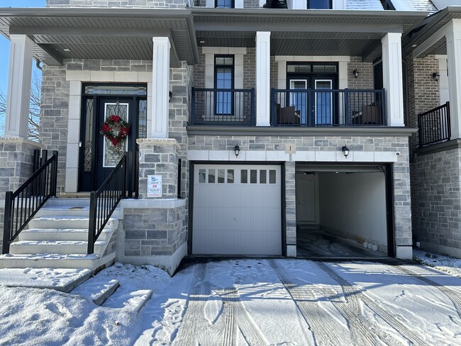 Building Photo - Elegant Flex House in End-Unit Townhouse (...