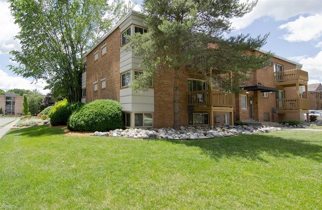 Building Photo - 220 Cedar St