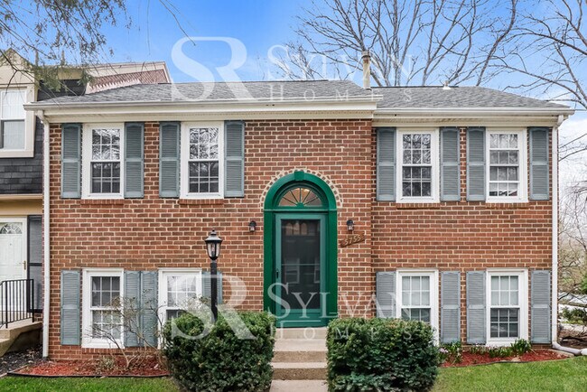 Building Photo - Welcome home to this 4 bedroom, 2.5 bathro...