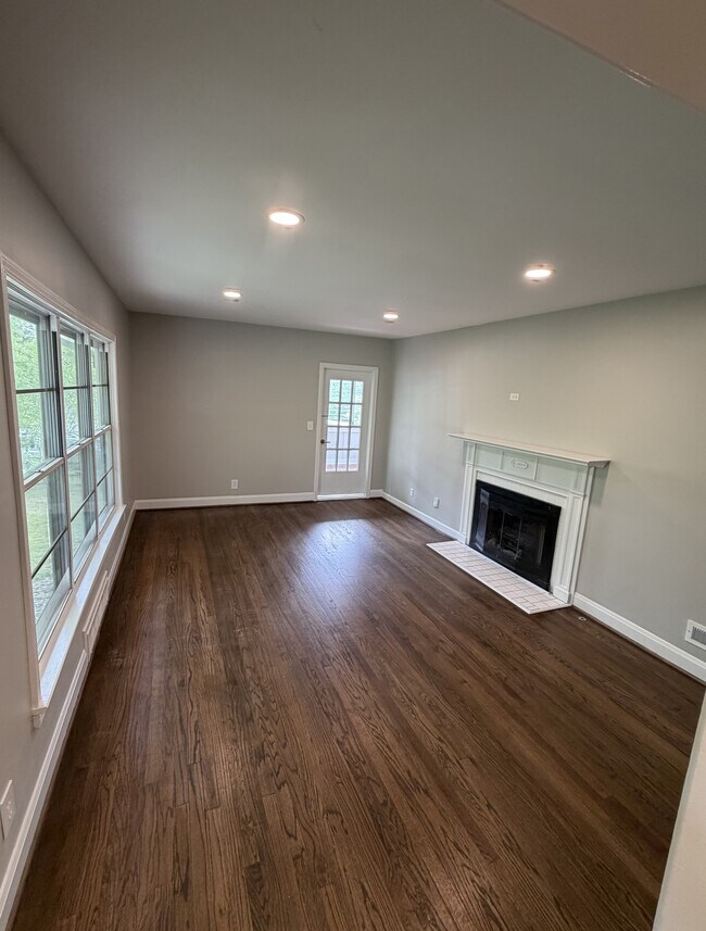 Building Photo - 2116 Rockland Dr