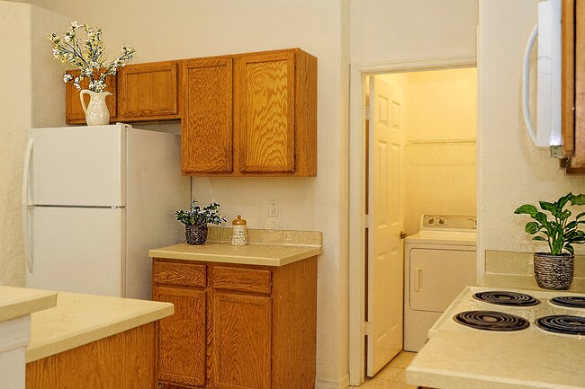 Foto del edificio - 4 Bedroom Pool Home Available Now!