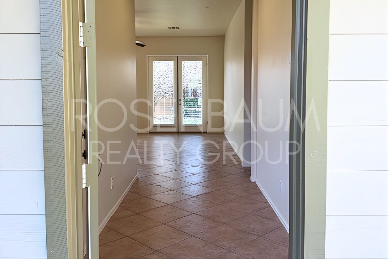 Foto principal - Gorgeous 3-bedrooms, 2-baths home in the h...