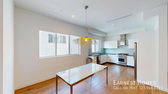 Building Photo - 1715 Armacost Ave