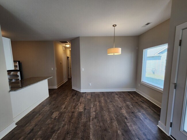 Foto del edificio - New Duplex - 2 Car Garage - Close to McCon...