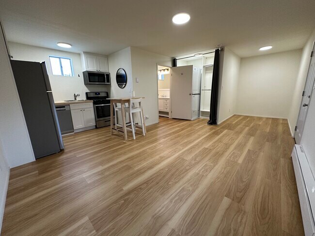 Breakfast Bar included - 1313 S Claremont St