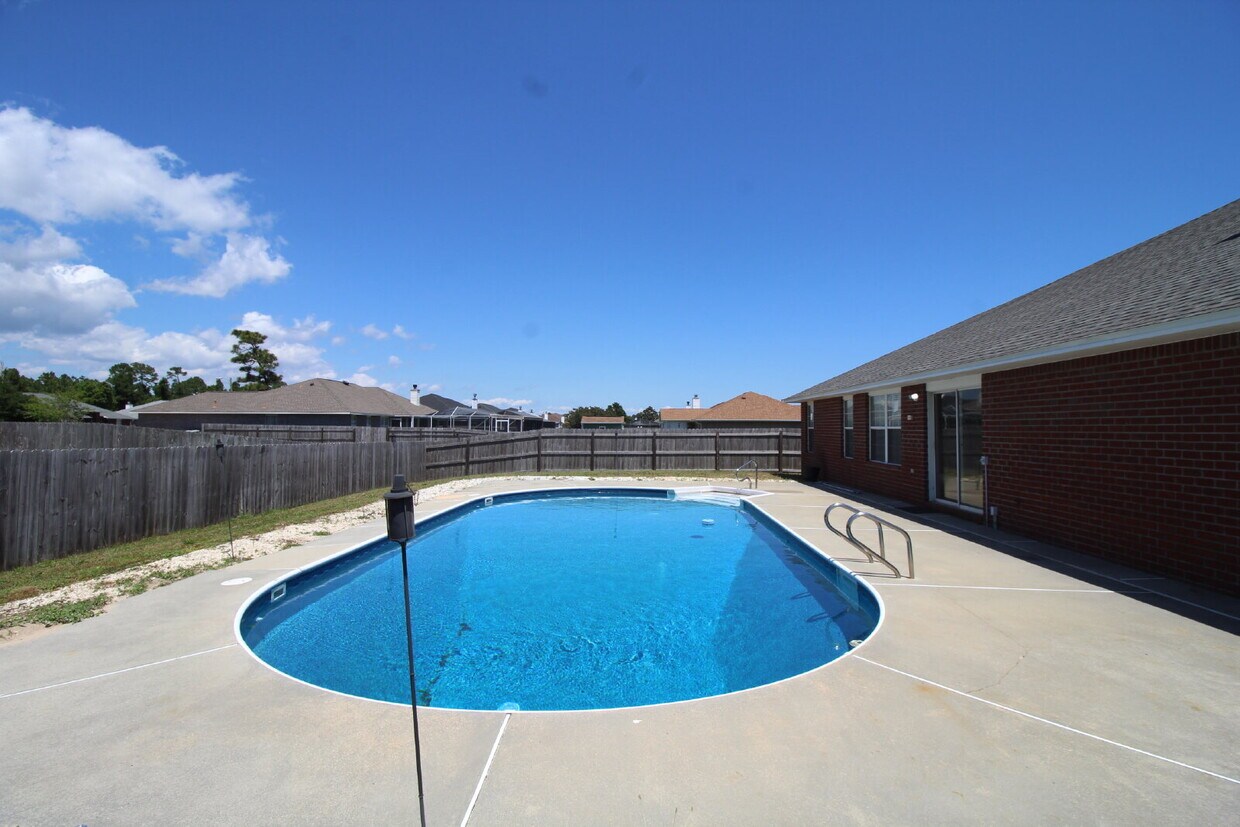 Foto principal - Spacious 4-Bedroom Home with Pool Care Inc...