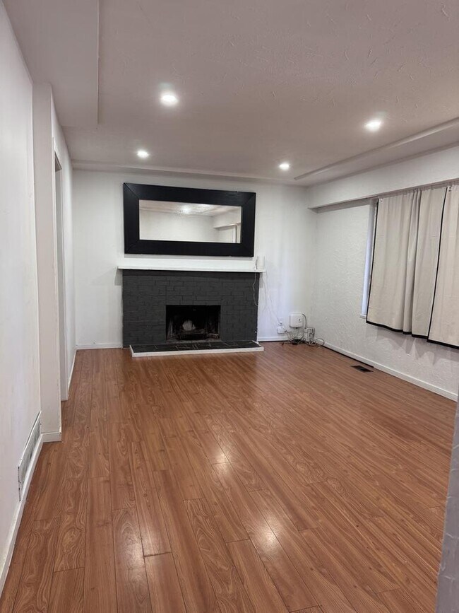 Photo du bâtiment - 10046-10129 129 St