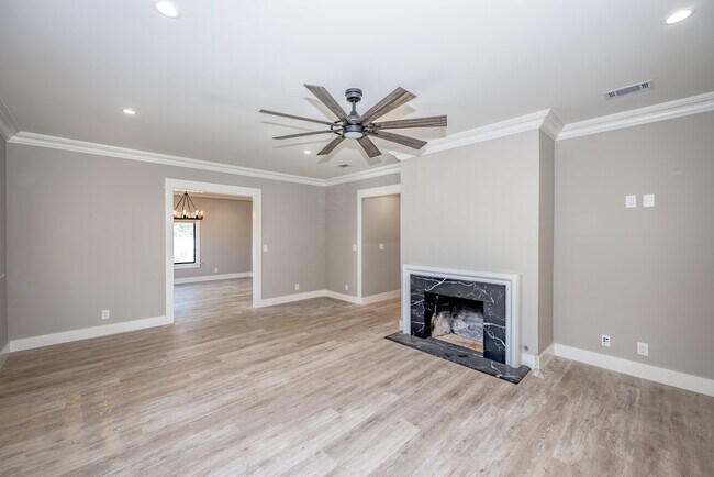 Building Photo - 494 S Marengo Ave