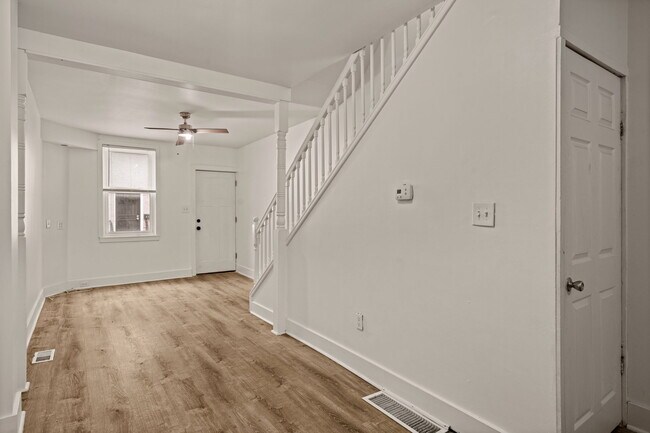 Building Photo - 2117 N Hope St