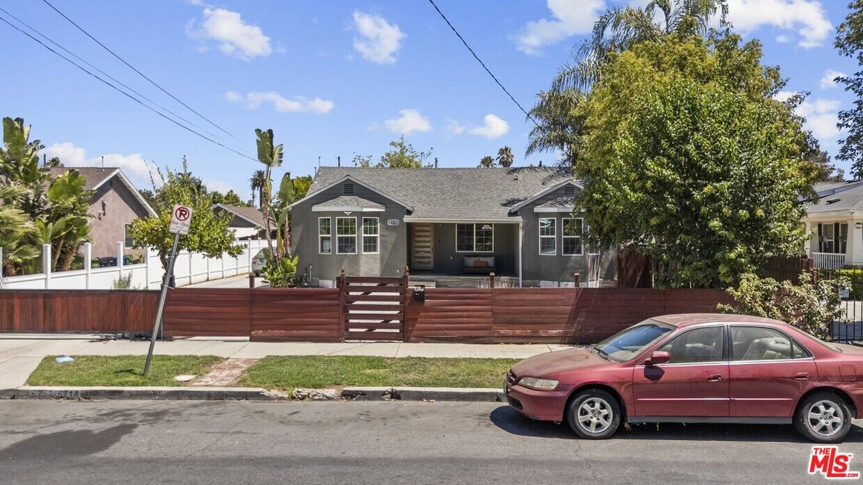 Foto principal - 6712 Cedros Ave
