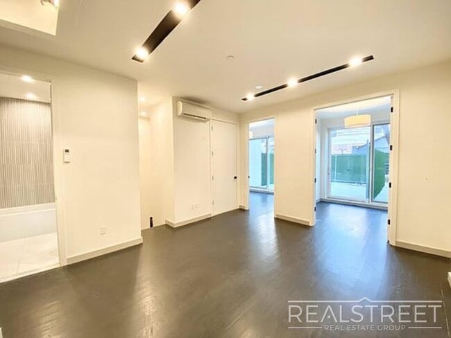Building Photo - Gorgeous New 3 Bed 1.5 Bath Near Prospect ...