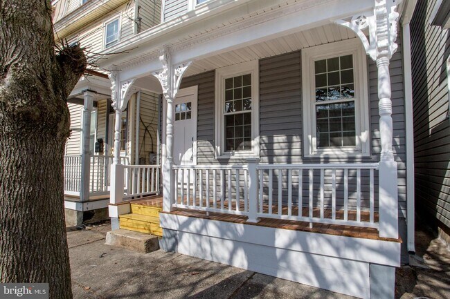 Building Photo - 151 Otter St