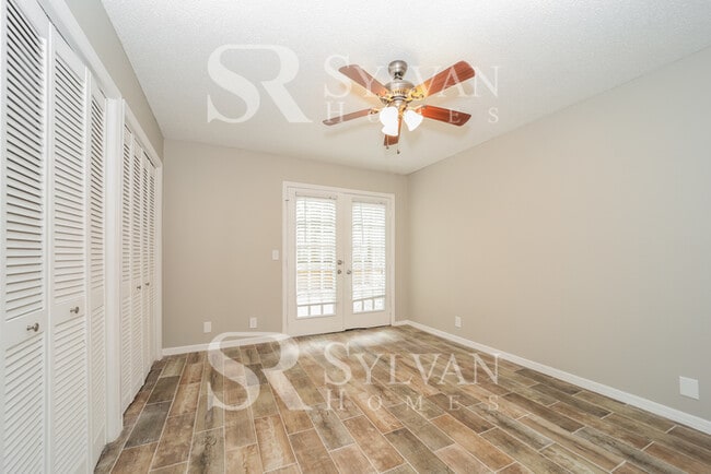 Building Photo - Feel right at home in this charming 3 bedroom, 2 bathroom home