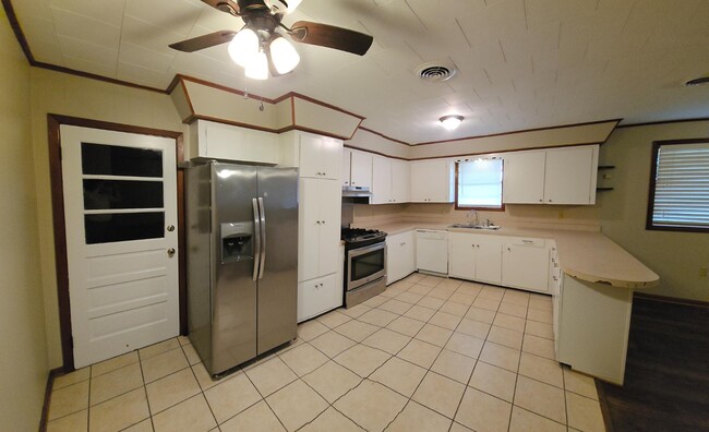Building Photo - 1123 W Camellia Dr
