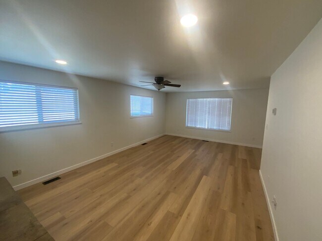 Building Photo - Beautiful Remodeled 3 bedroom in Tacoma WA...