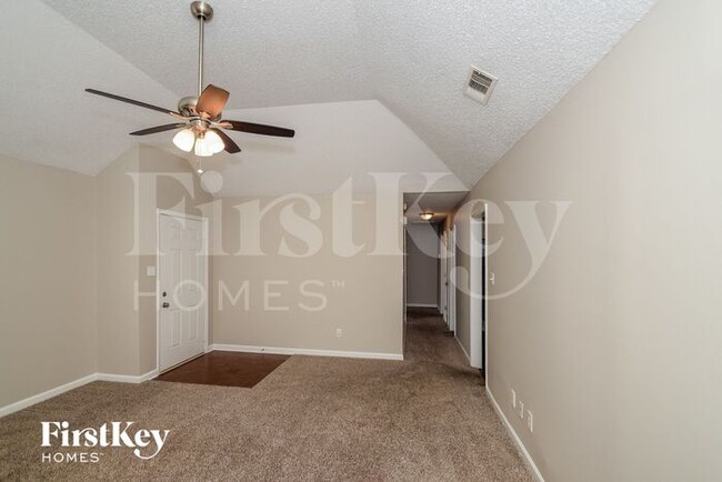 Foto del edificio - 125 Cedar Bend Dr