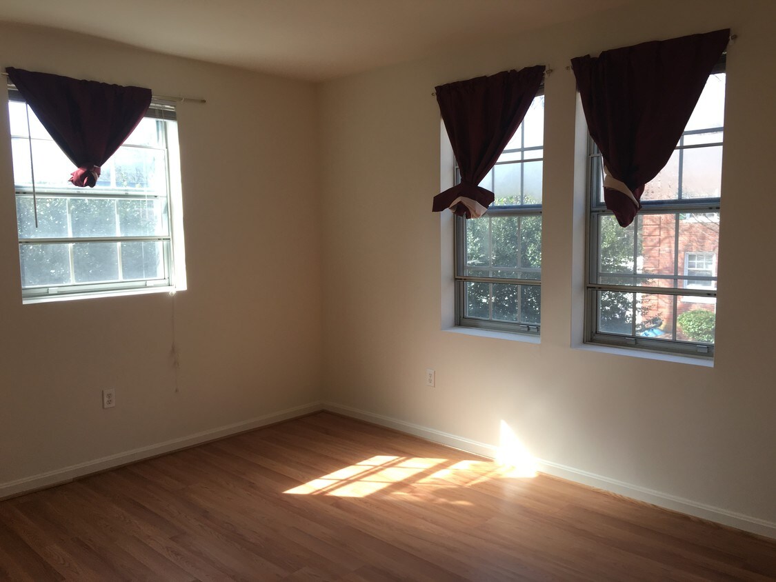 Foto principal - 1800 Queens Lane