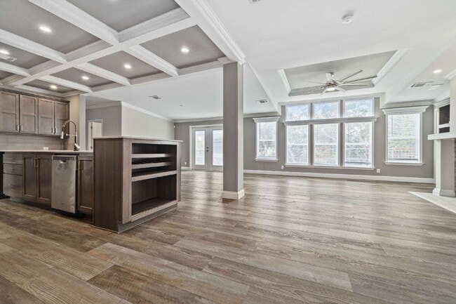 Building Photo - "Spacious 4-Bedroom Retreat with 3400 Sq Ft of Comfort in Gibsonton, FL!"