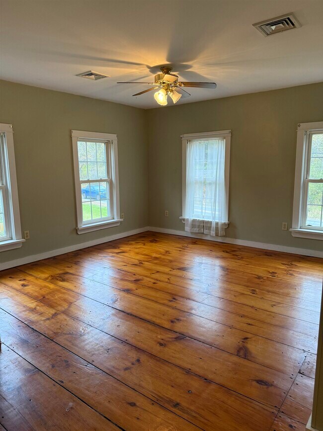 Foto del edificio - 586 Bellows Falls Rd