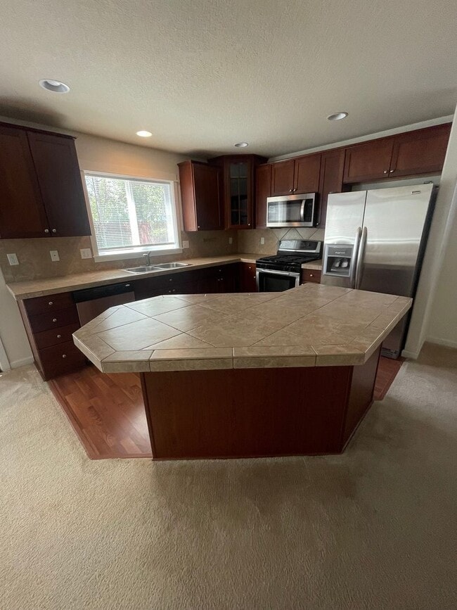 Building Photo - **MOVE IN SPECIAL** Gorgeous Pet Friendly ...