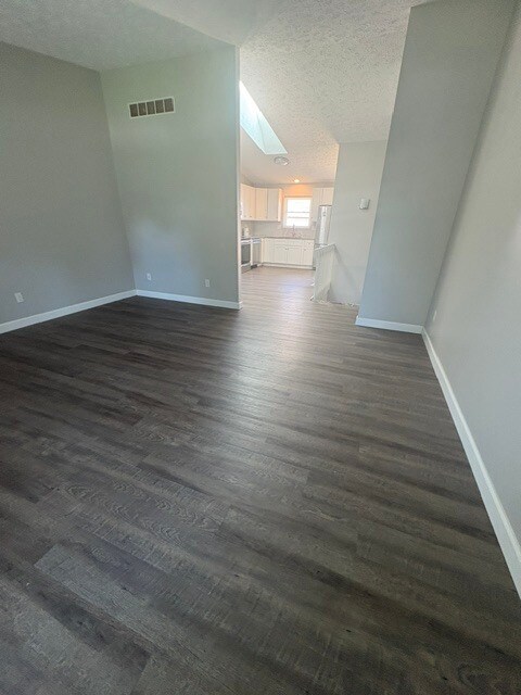 Vista del salón a la cocina. - 2281 Joshua Cir