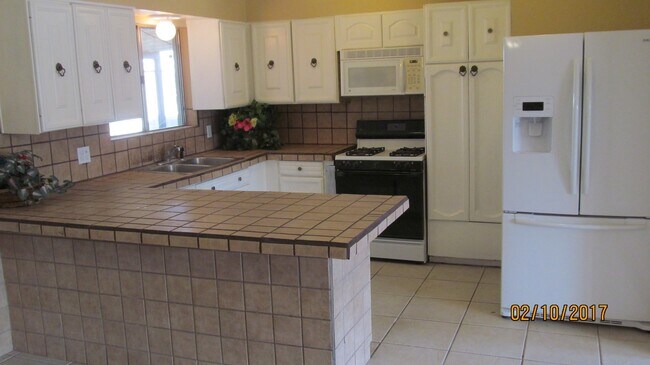 Building Photo - LARGE 4BR/2BA HOUSE, TILE, REMODELED, OPEN...
