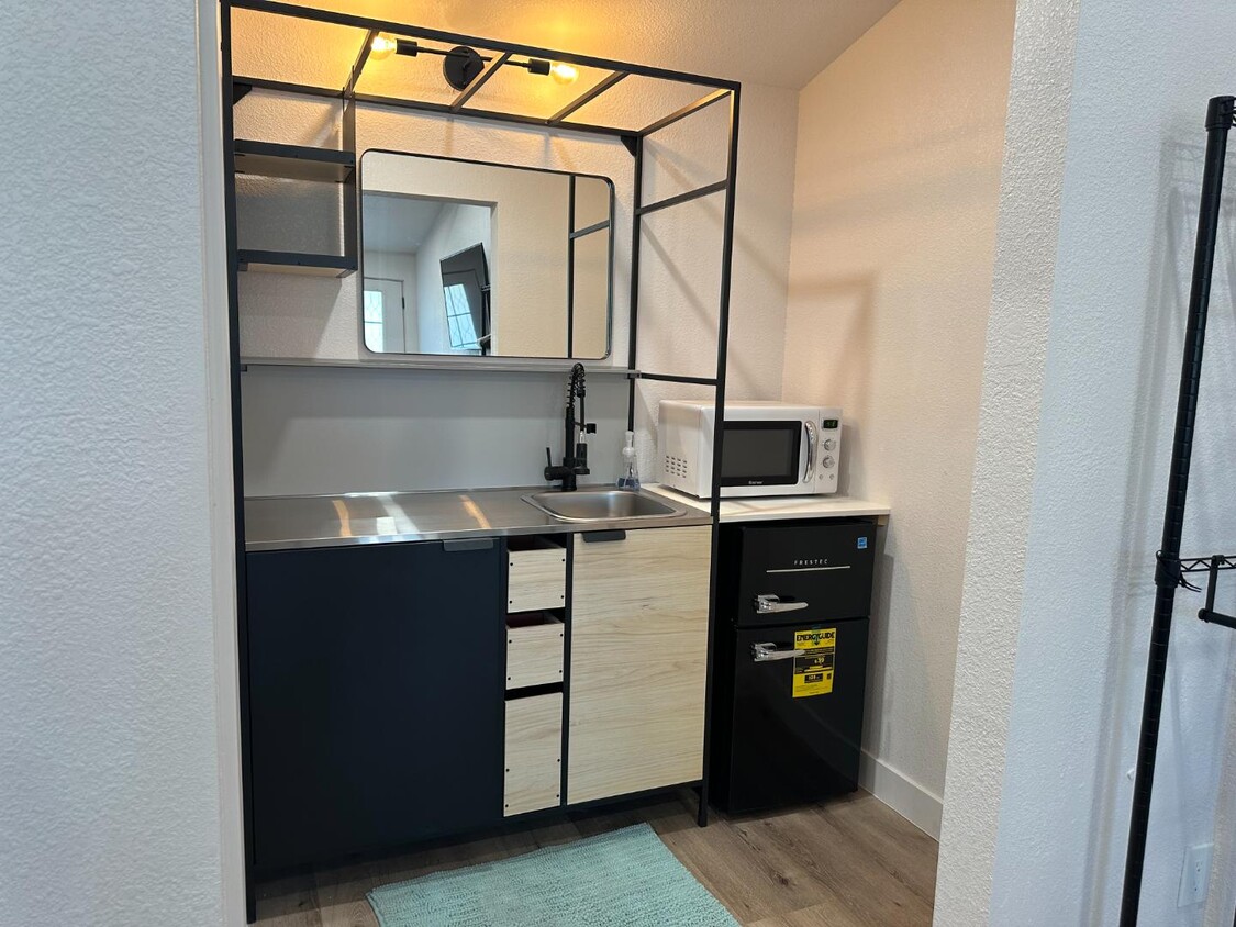 Foto principal - 858 E White Mountain Blvd