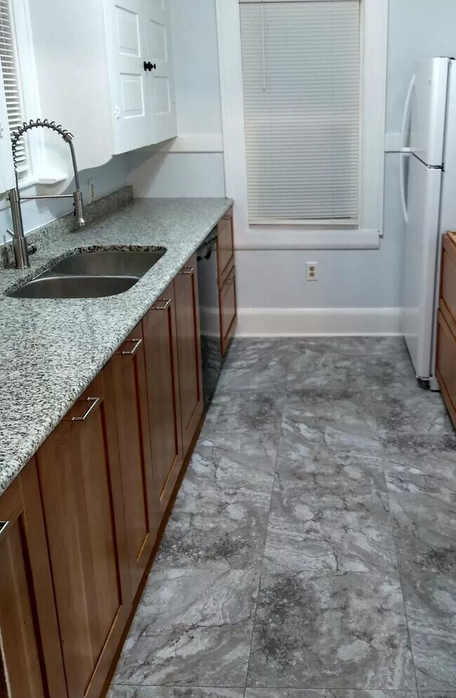 Foto del edificio - 1328 Fry Ave