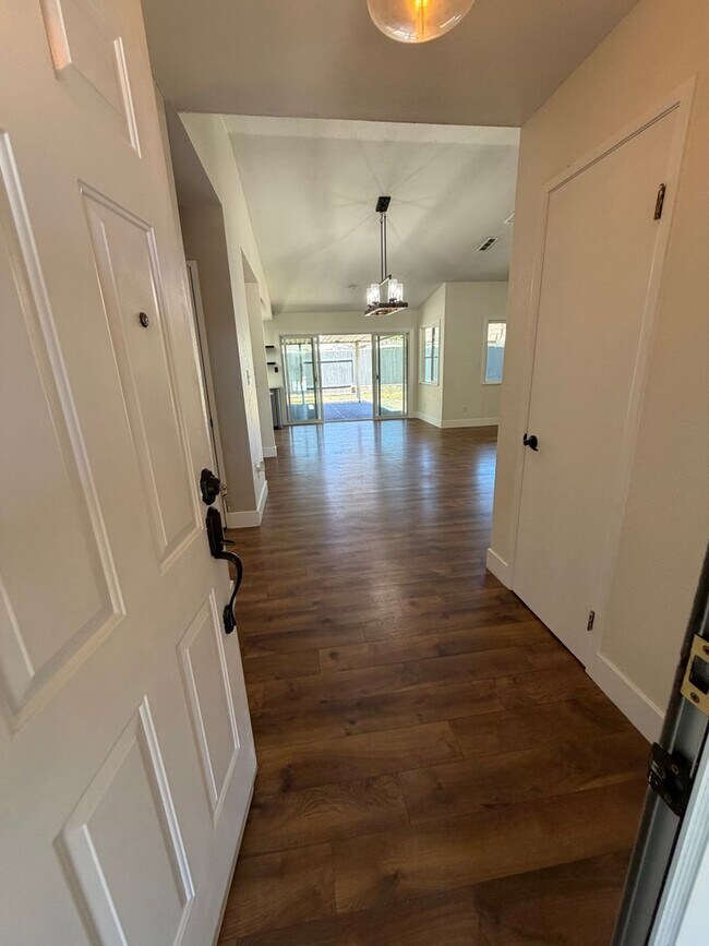 Foto del edificio - 3 Bedroom | 2 Bathroom | Single-Family Home in Sacramento