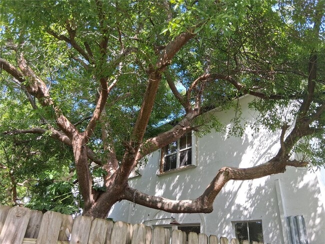 Building Photo - 1044 NE 30th Ave