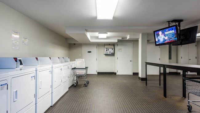 Foto del edificio - 16-25-25 Putnam Ave