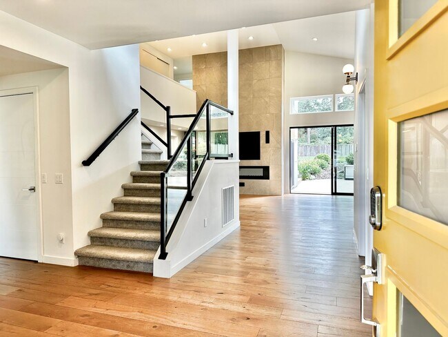 Foto del edificio - 6 BR / 4 BA – 4,100 SQ FT with Patio, Full Outdoor Grill, and Hot Tub