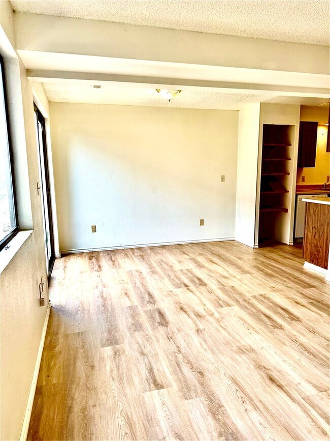 Building Photo - 1211 W Ivy Ave