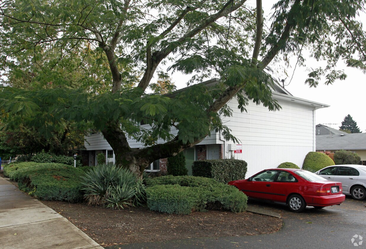 Tiffany Manor Apartments in Milwaukie, OR