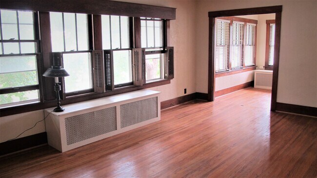 Building Photo - 112 3rd Ave W