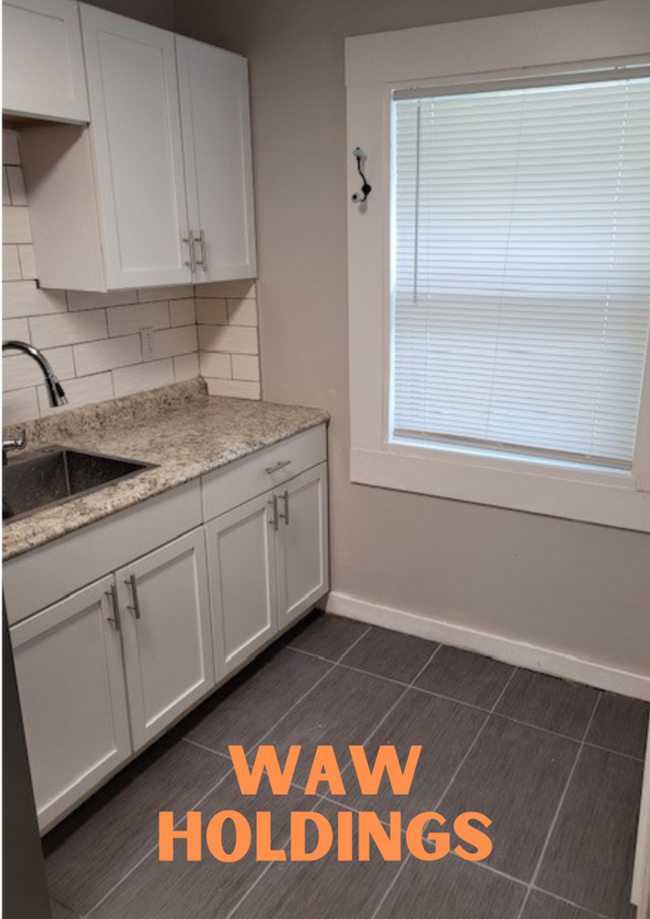 Building Photo - 2 Bedroom/2 Bonus Room Newly Renovated Home