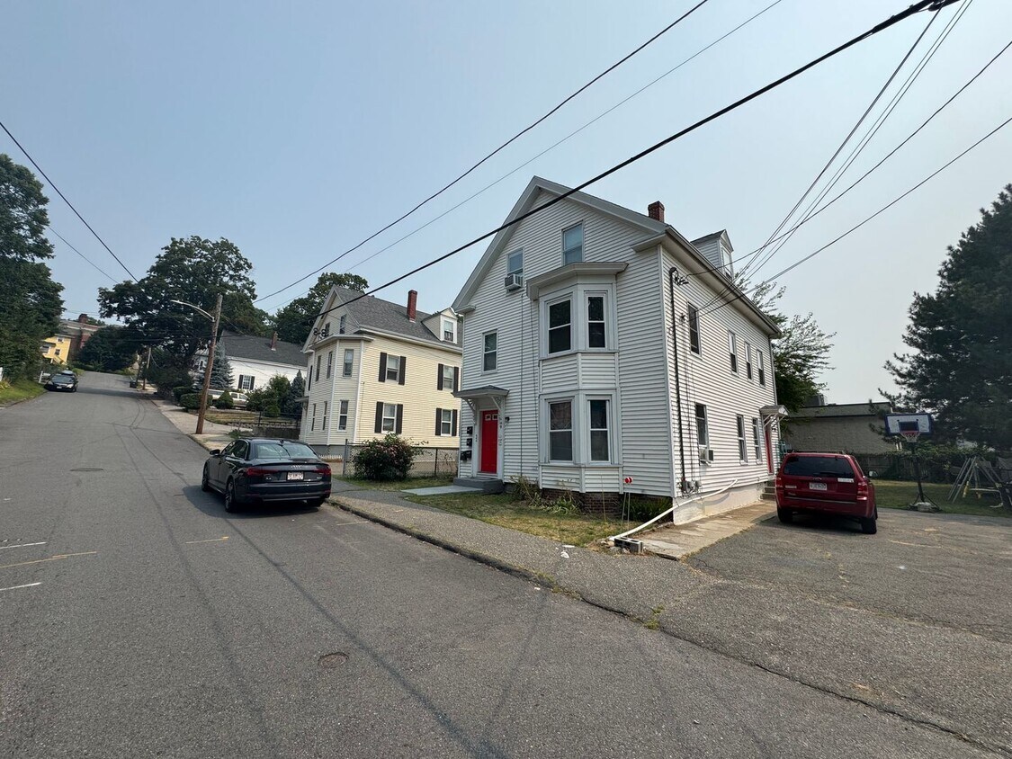 Foto principal - Updated Haverhill 2 Bedroom W/Yard | Avail...