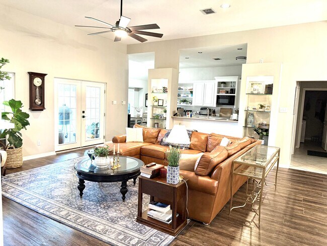 Building Photo - Beautiful Western Ridge home!